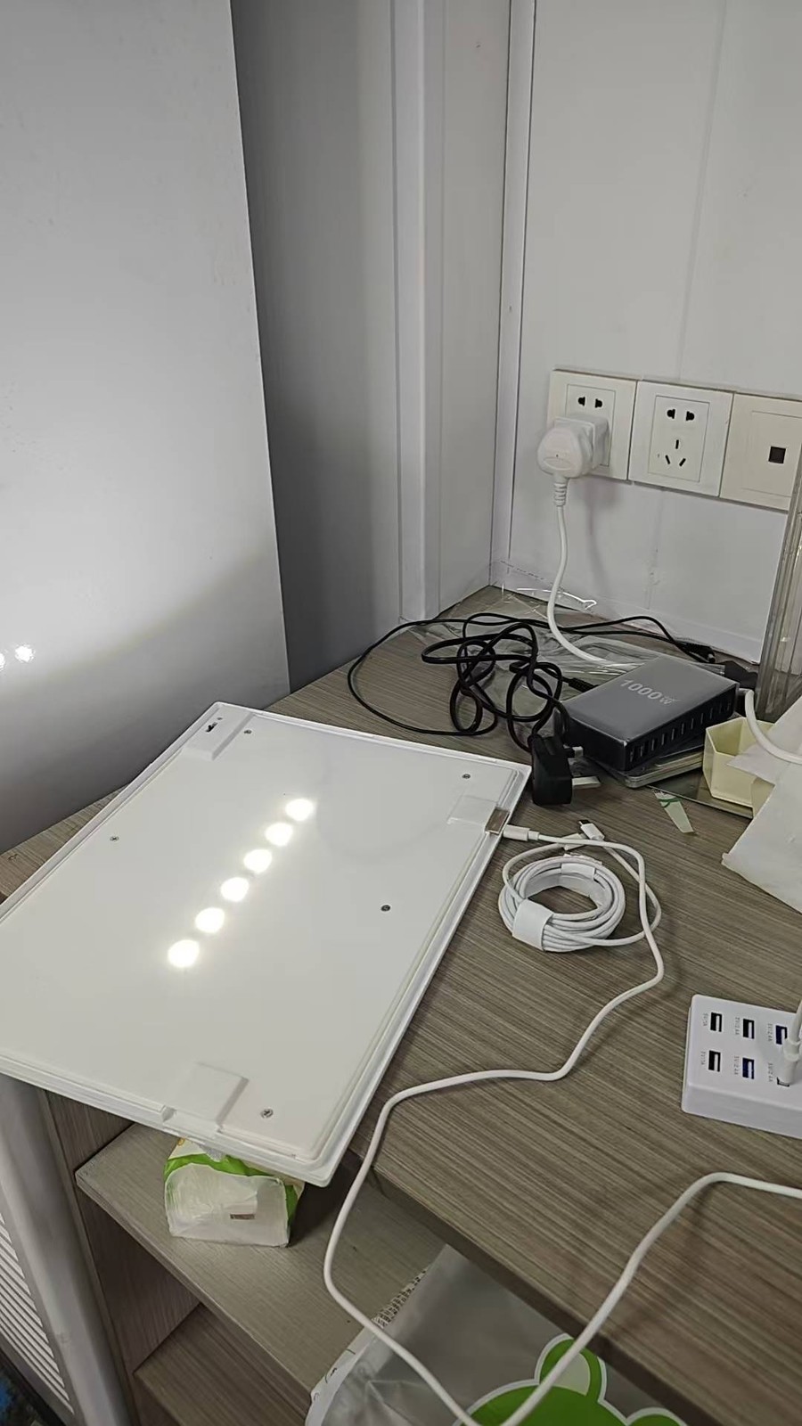 LED back panel power test on desk with 1000W USB charging station